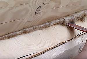 Конопатка сруба при помощи Пакли